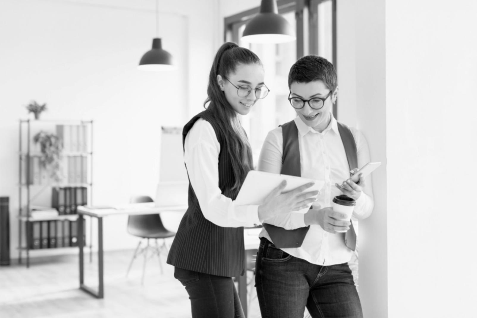 Equipo de profesionales analizando datos financieros en oficina moderna